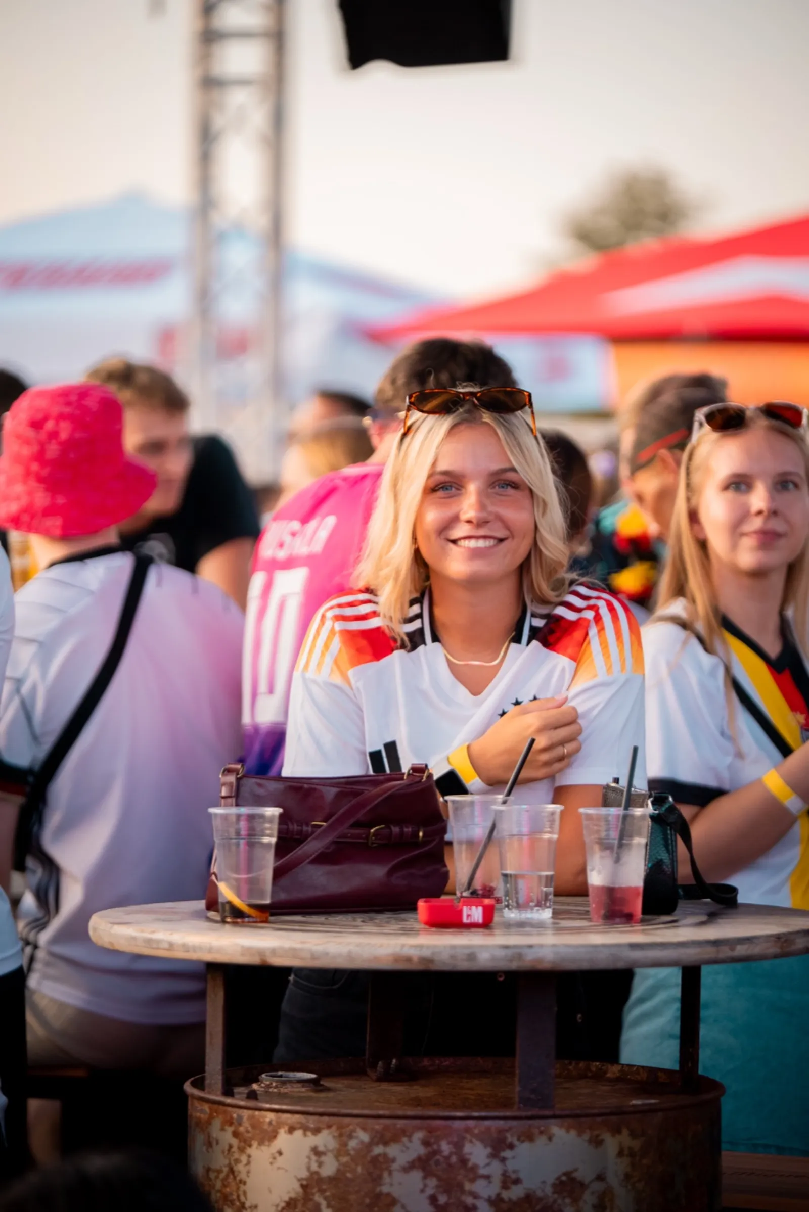 Gäste auf einem Festival, fotografiert in der Menge