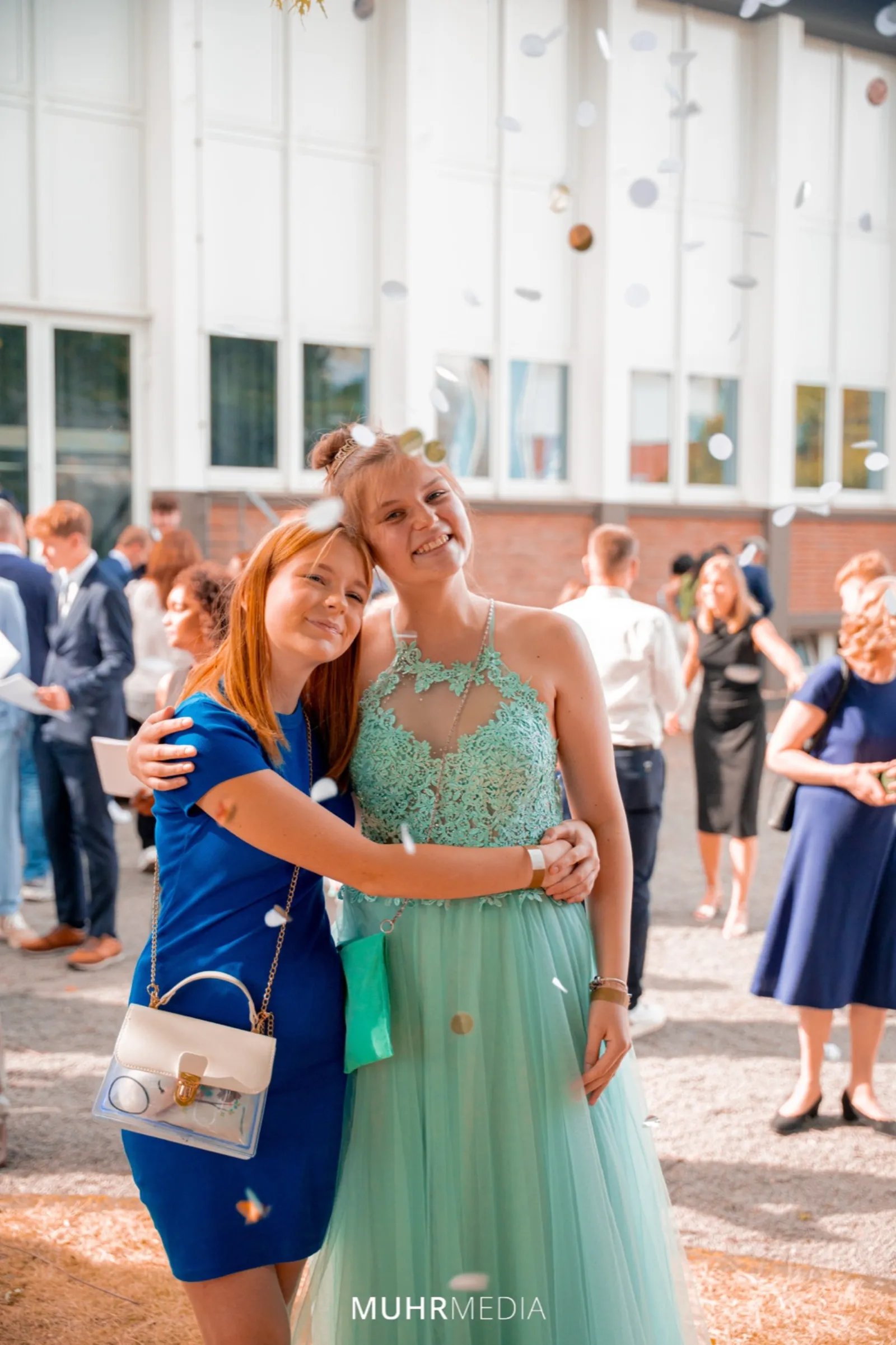 Zwei Gäste auf einem Abiball